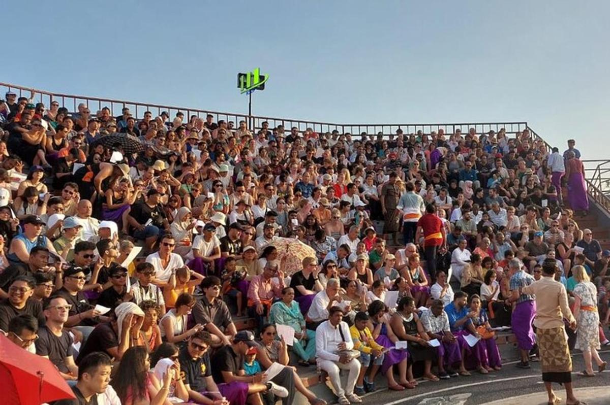 una gran multitud de persones assegudes en un estadi