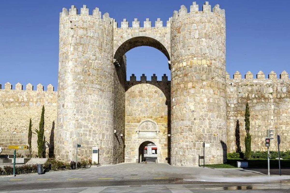 um grande edifício de pedra com um arco