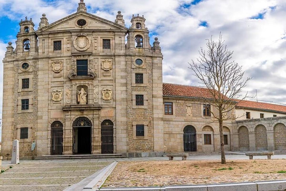 um antigo edifício de pedra com uma árvore na frente
