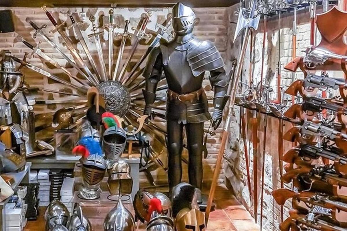 una estàtua d'un maniquí en una habitació amb altres objectes