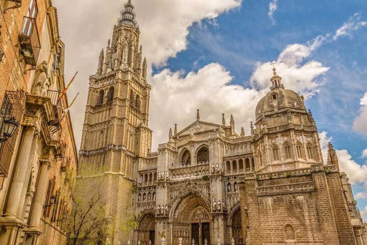 un edifici antic amb una torre i una catedral