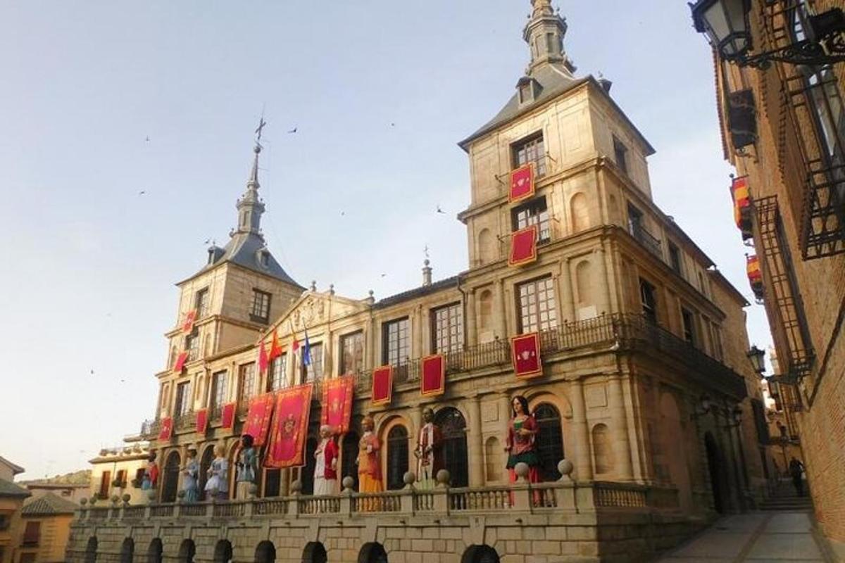 un gran edifici amb banderes vermelles