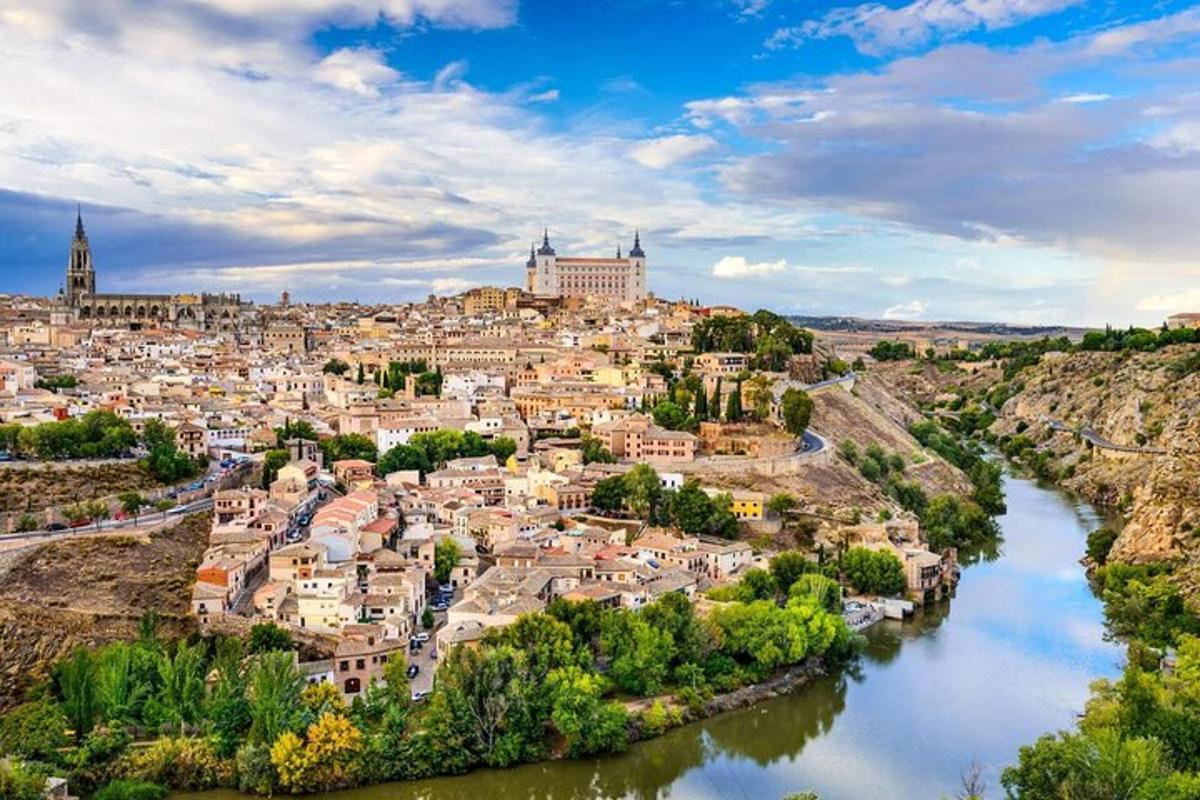 vista aèria d'una ciutat amb un riu