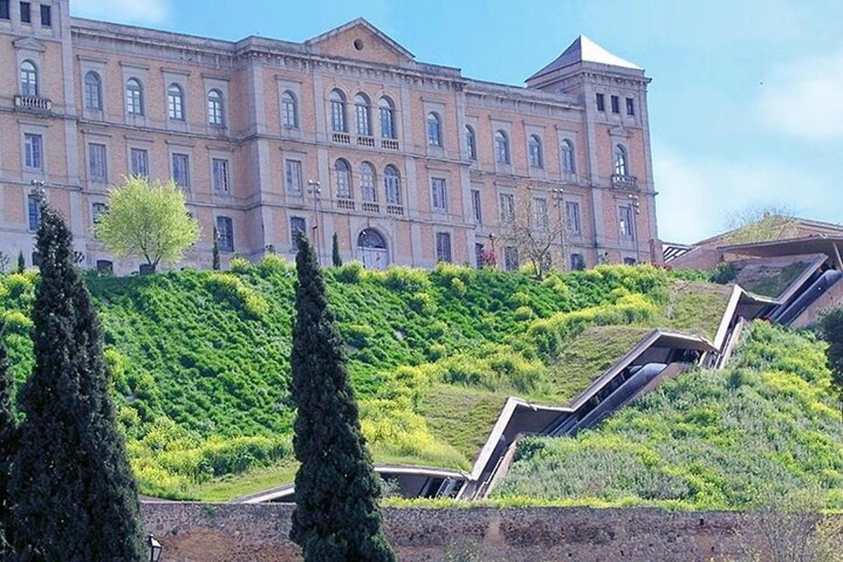 velká budova se schodištěm před ní