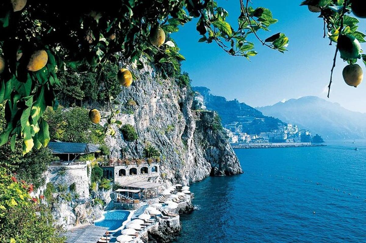 un edificio sul lato di una scogliera vicino all'acqua