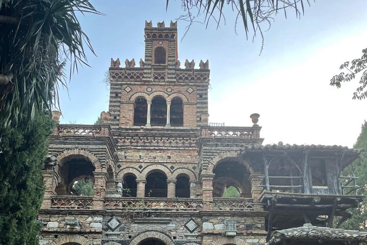 un grande edificio in pietra con una torre dell'orologio