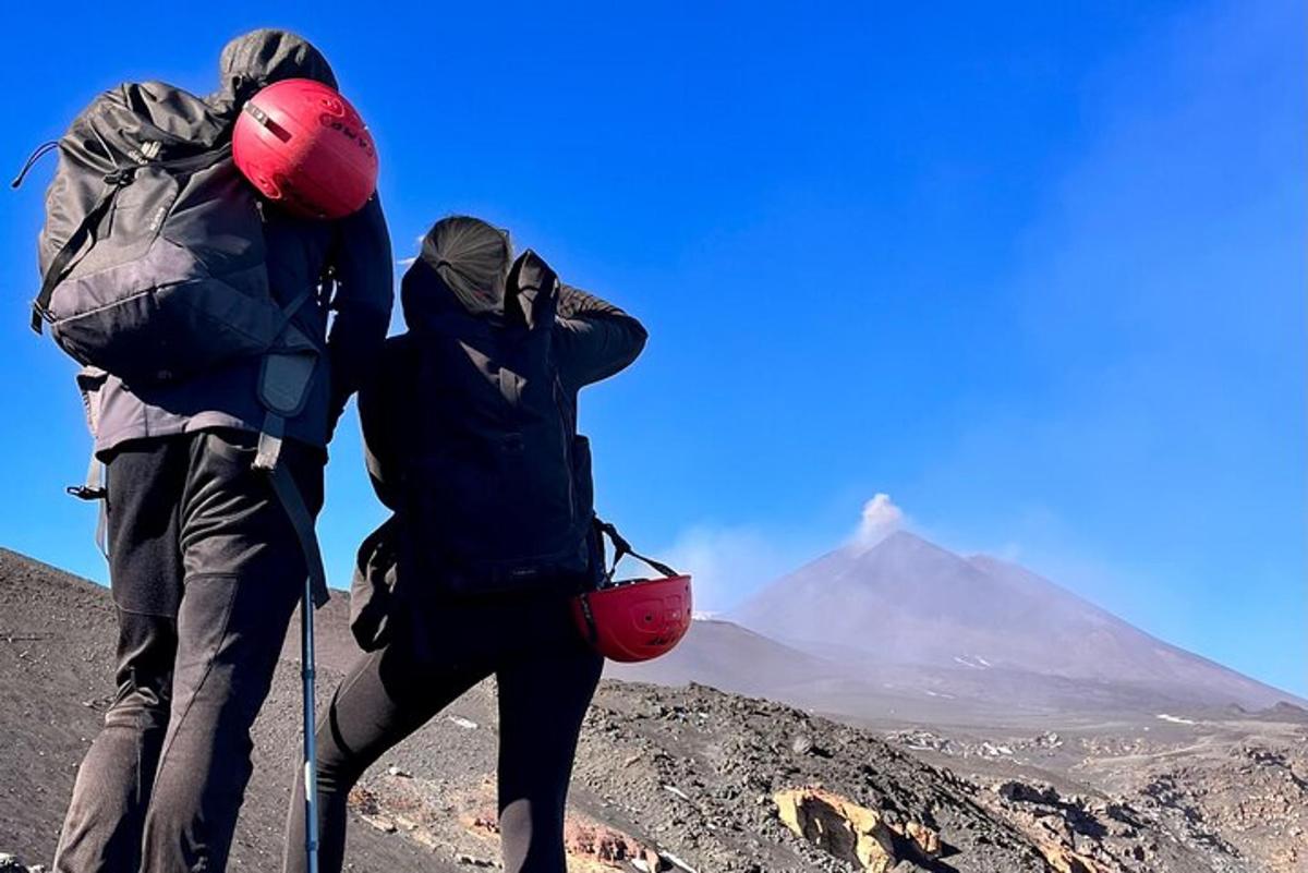 zwei Menschen stehen auf einem Berggipfel