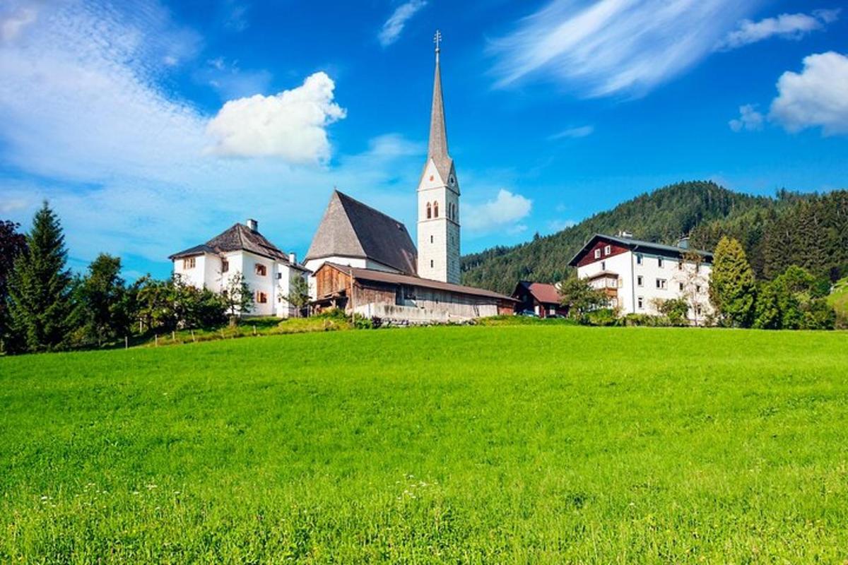 en kirke på en høyde med et grønt felt