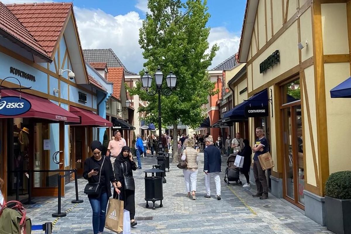 grupp inimesi, kes kõnnivad mööda hoonetega kaetud tänavat