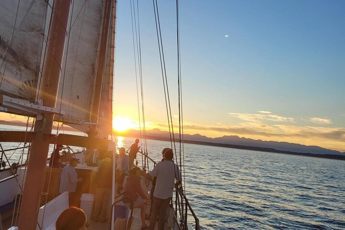 un gruppo di persone su una barca a vela in acqua