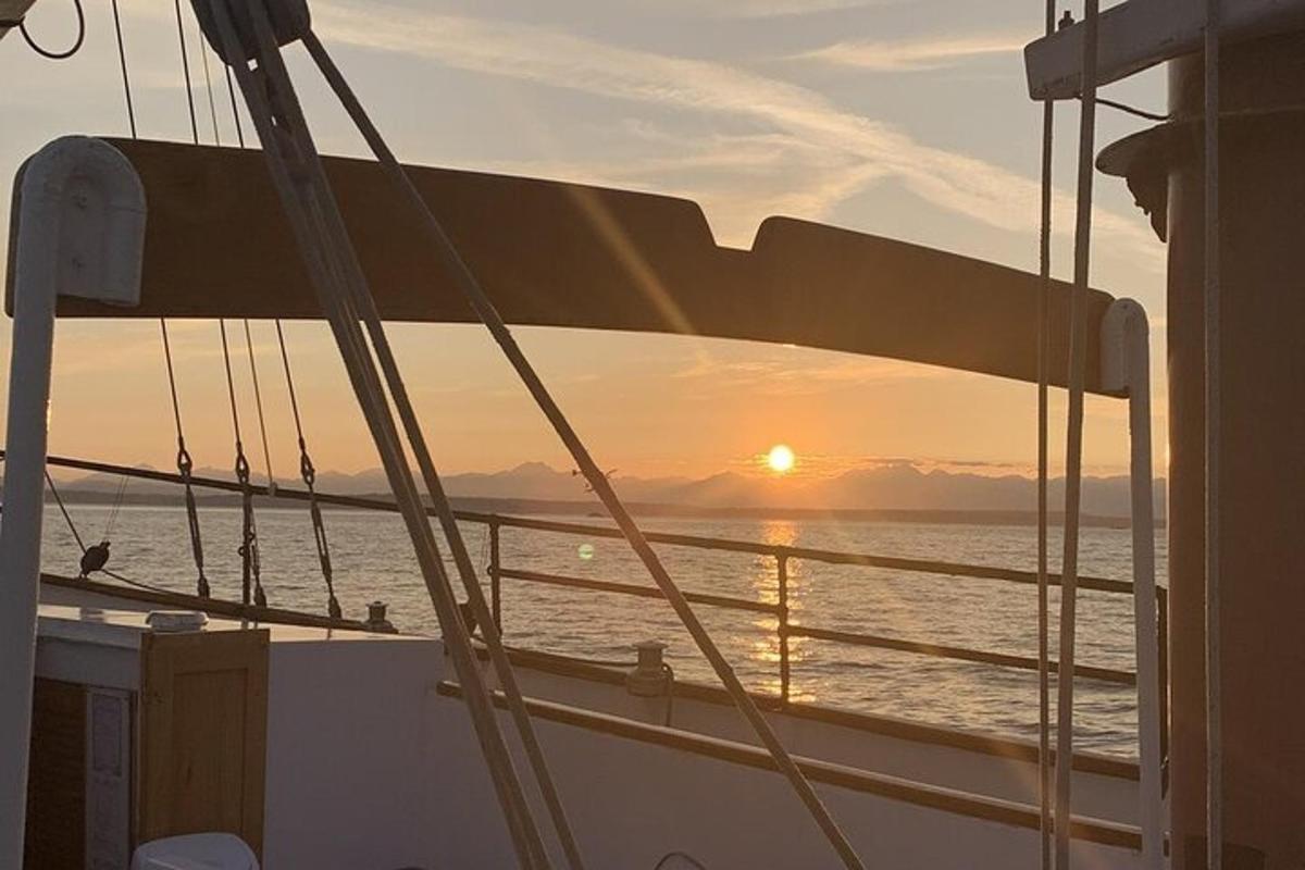 una vista del tramonto da una barca