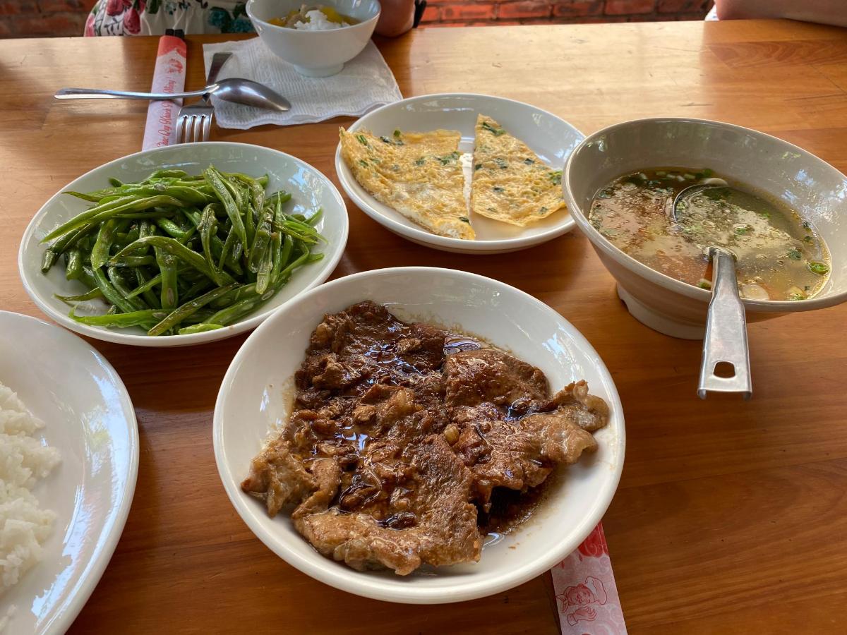 食べ物の皿やボウルが置かれたテーブル
