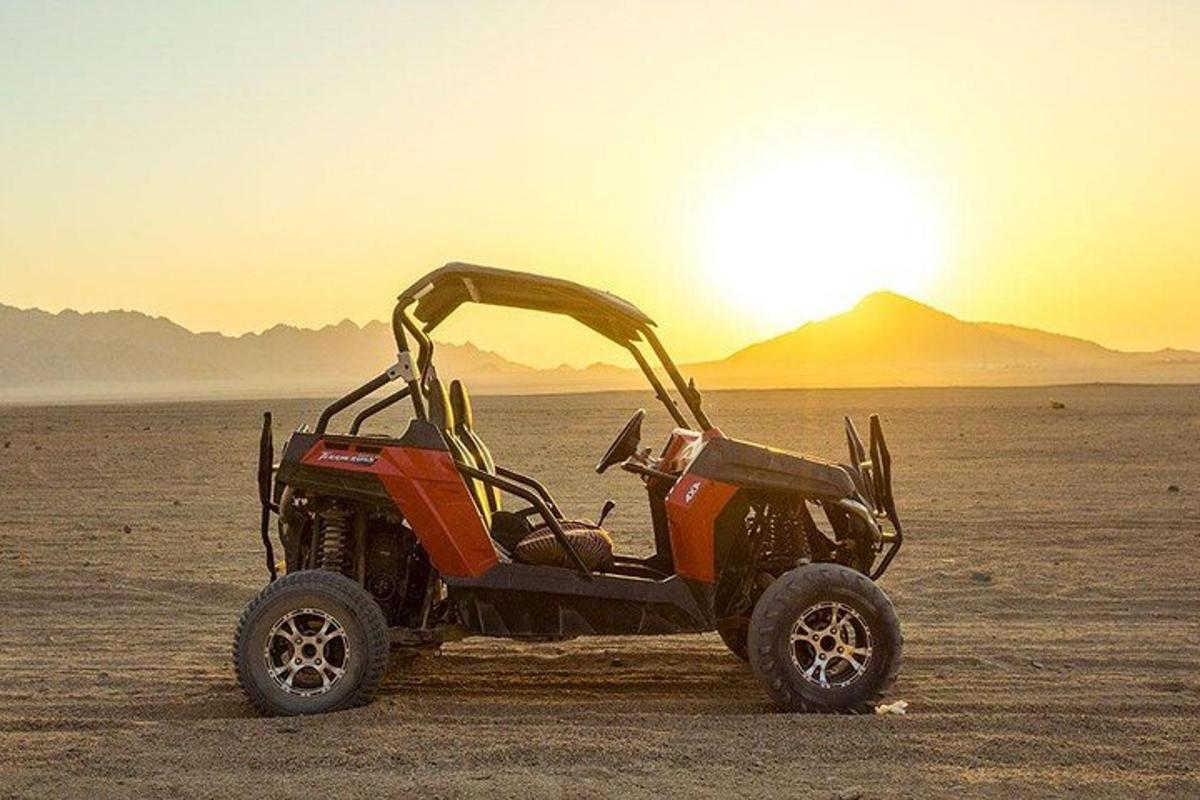 un piccolo fuoristrada parcheggiato nel deserto