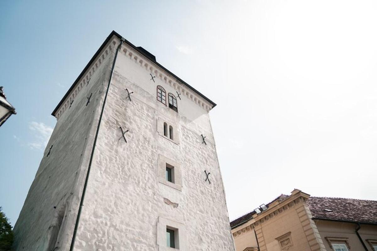 ein hohes weißes Gebäude mit Fenstern an der Seite