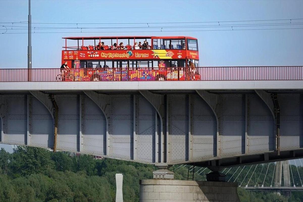 czerwony piętrowy autobus na moście