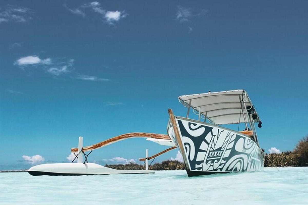 una barca adagiata su una spiaggia coperta di neve