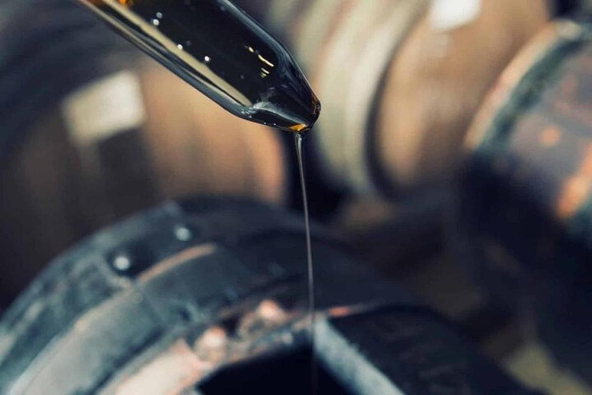 крапля води, що виливається з мобільного телефону