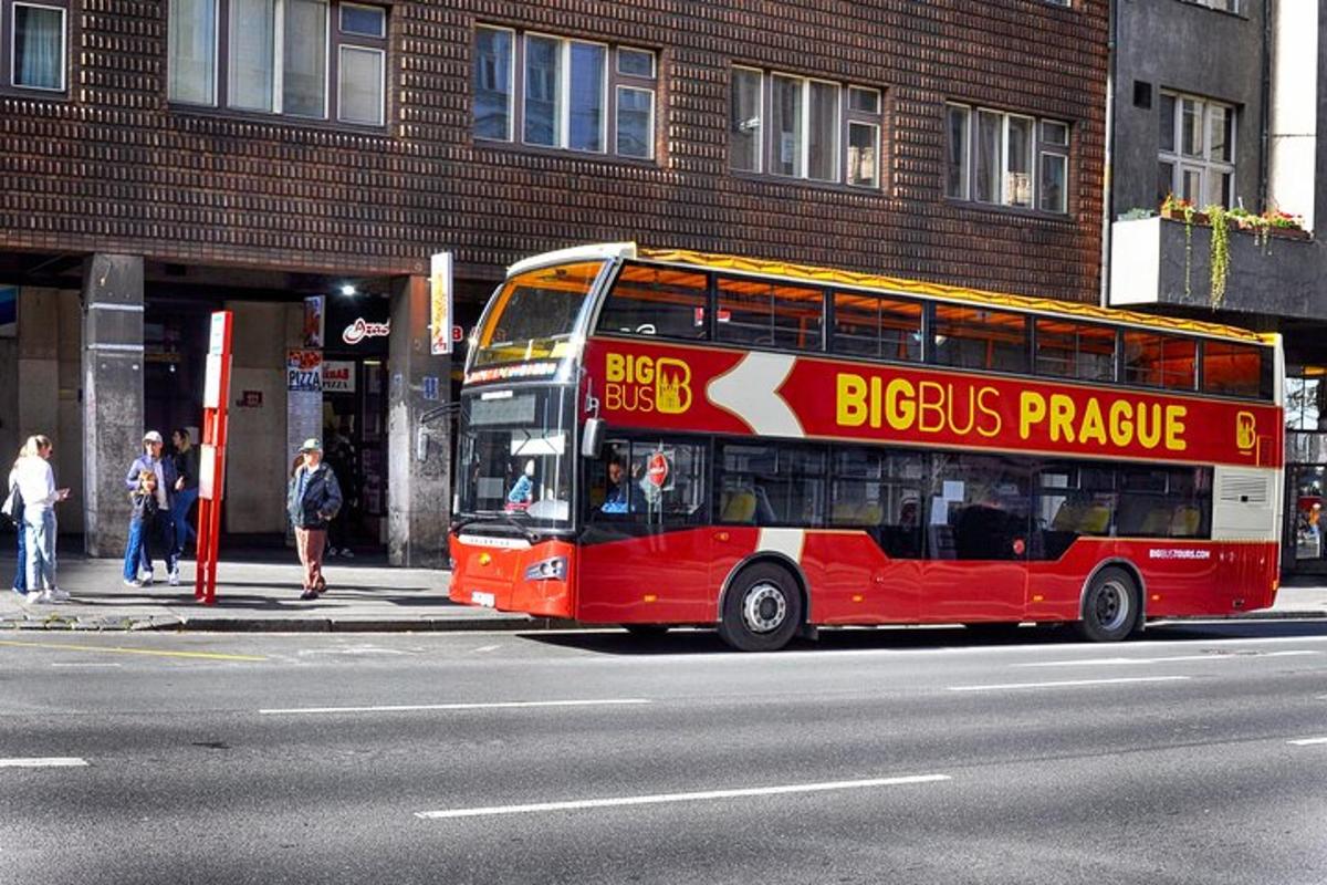 un autobus rosso a due piani su una strada cittadina