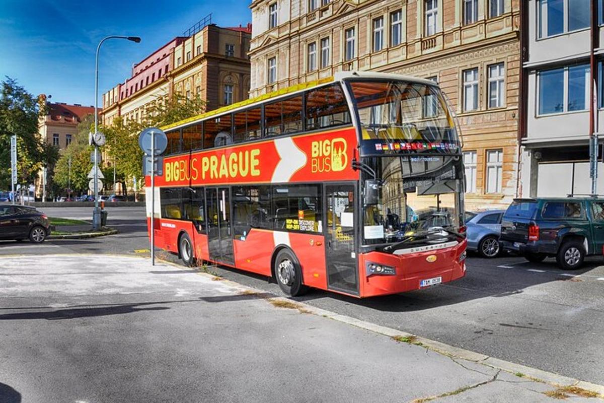 un autobus rosso a due piani parcheggiato su una strada