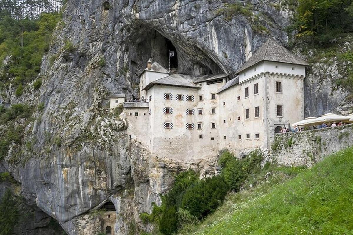 un castello sul fianco di una montagna