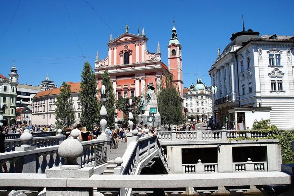 un ponte sopra un fiume in una città con edifici