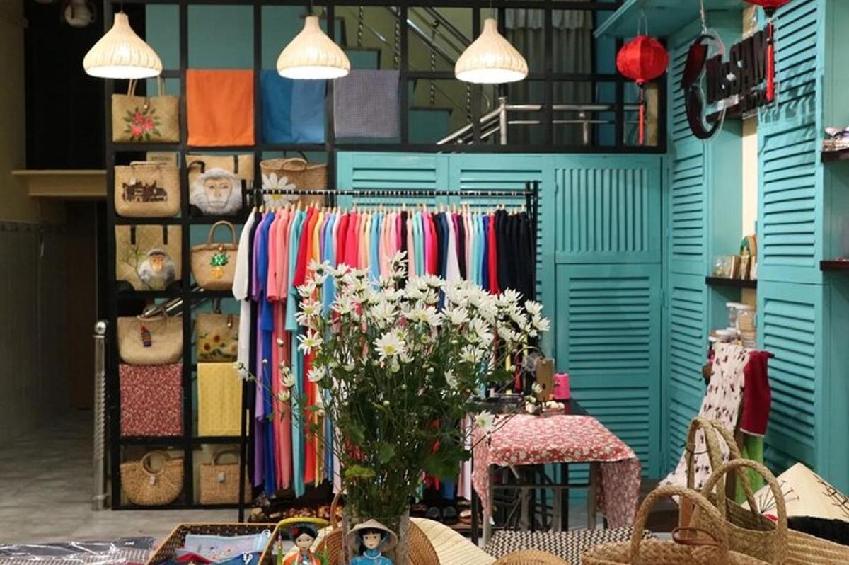 Una tienda de ropa con una exhibición de ropa y flores.