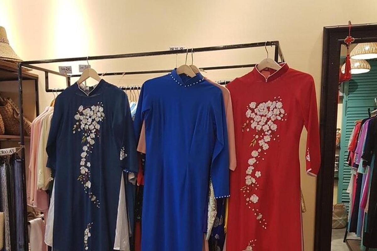 Un grupo de ropa en exhibición en una tienda.