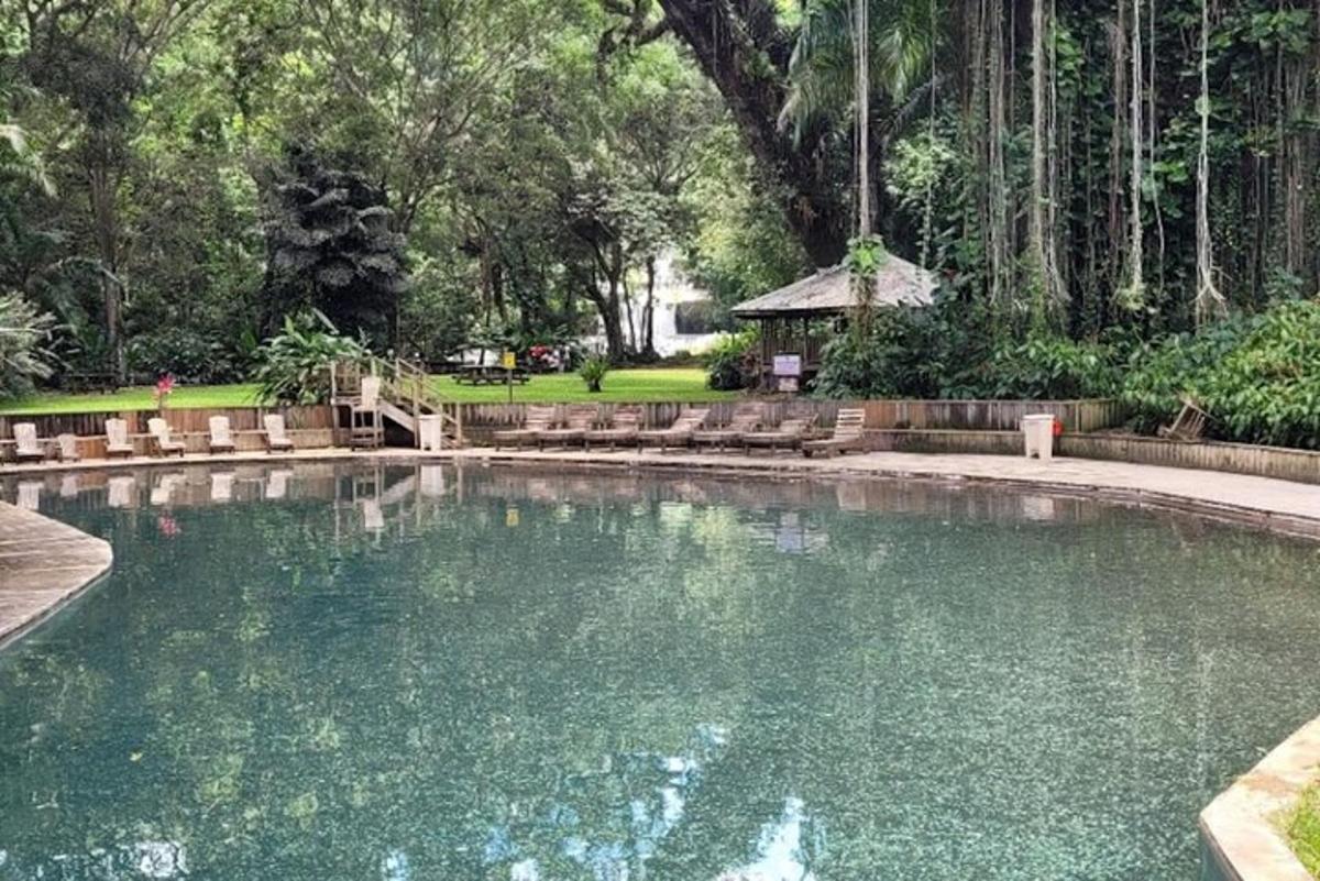 una gran piscina d'aigua amb un mirador