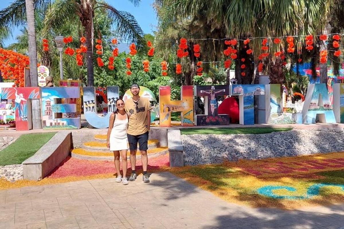 un uomo e una donna in piedi davanti a un parco