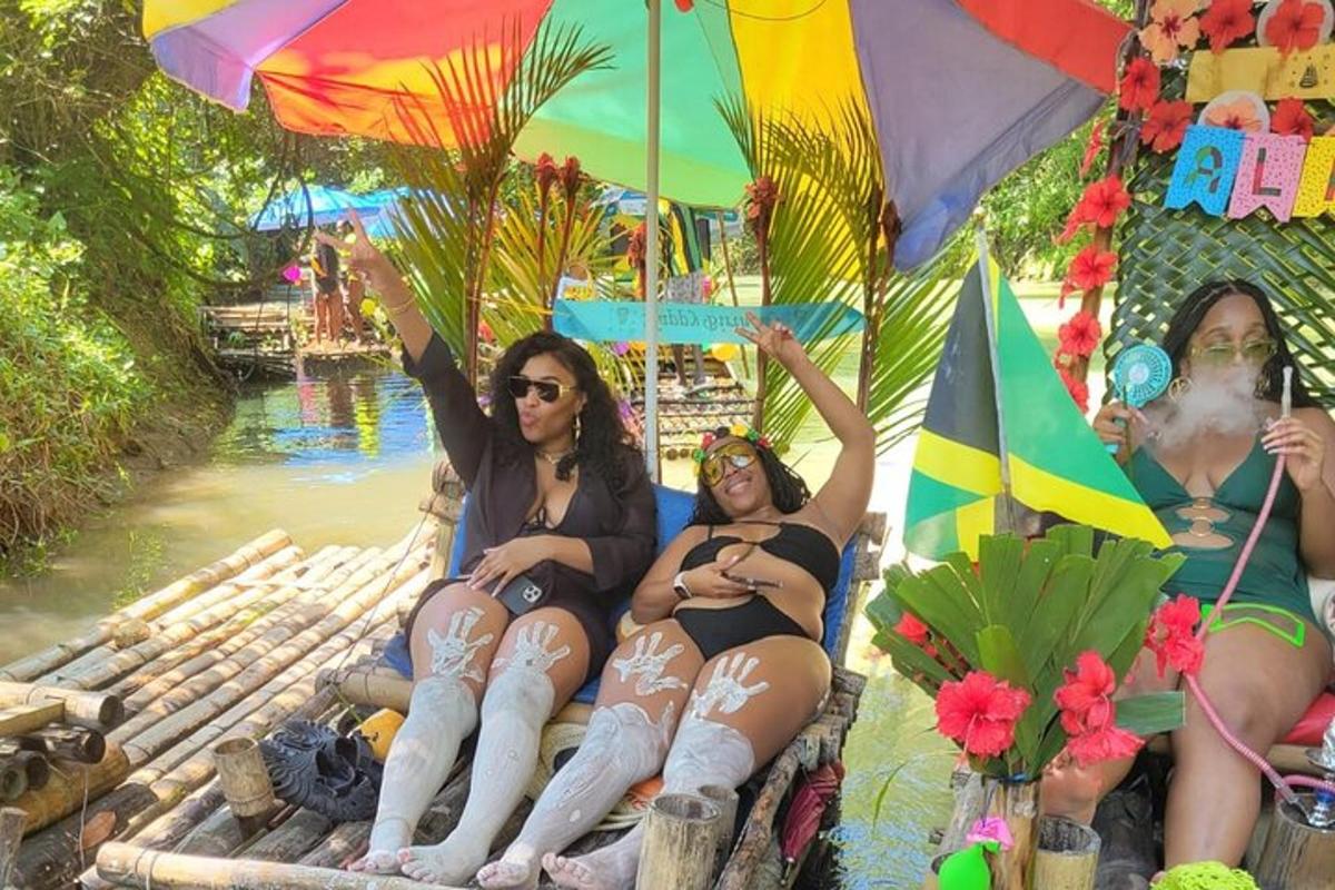 um grupo de três mulheres sentadas em uma jangada