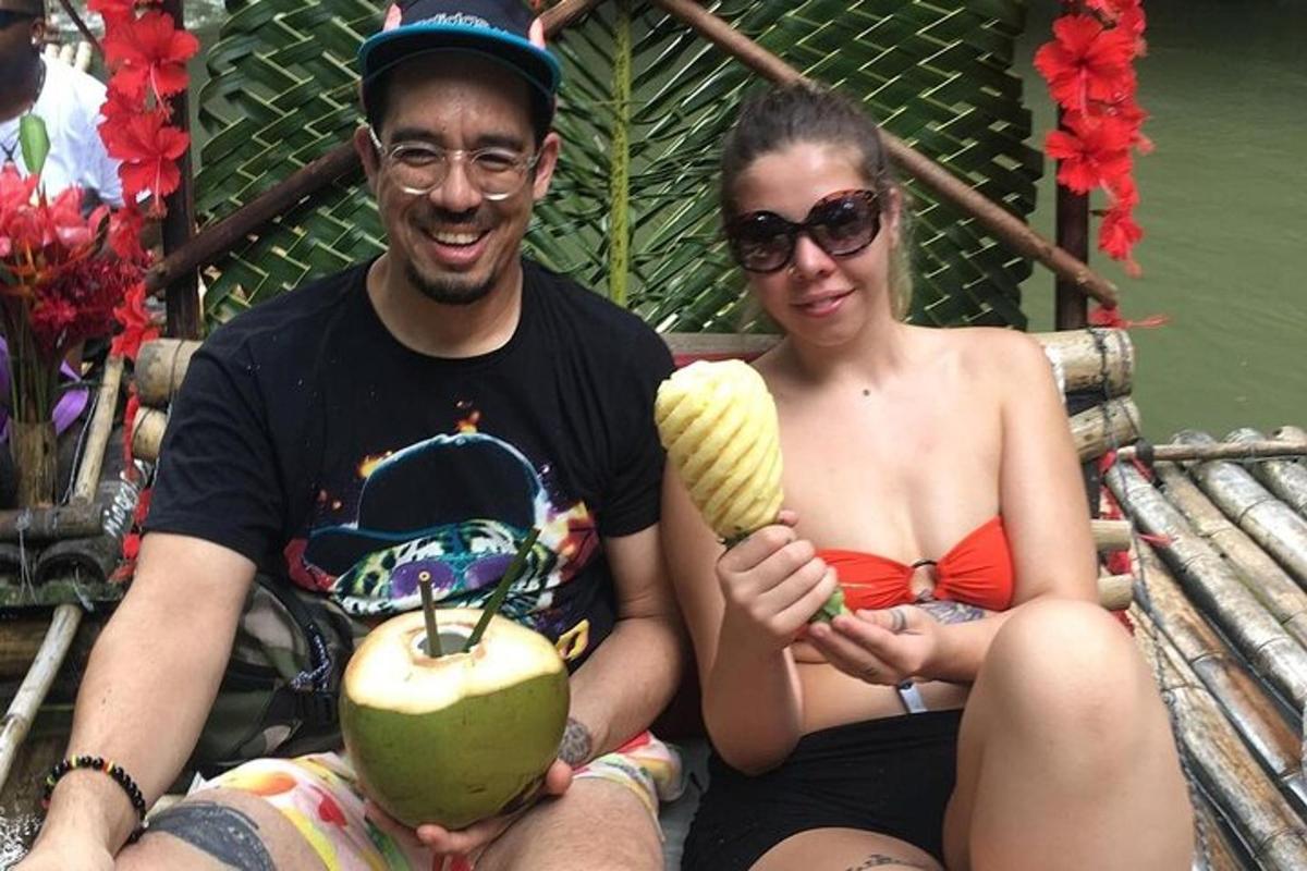 um homem e uma mulher sentados em um banco com uma banana