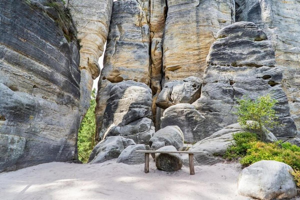 un banc assegut davant d'una paret de roca