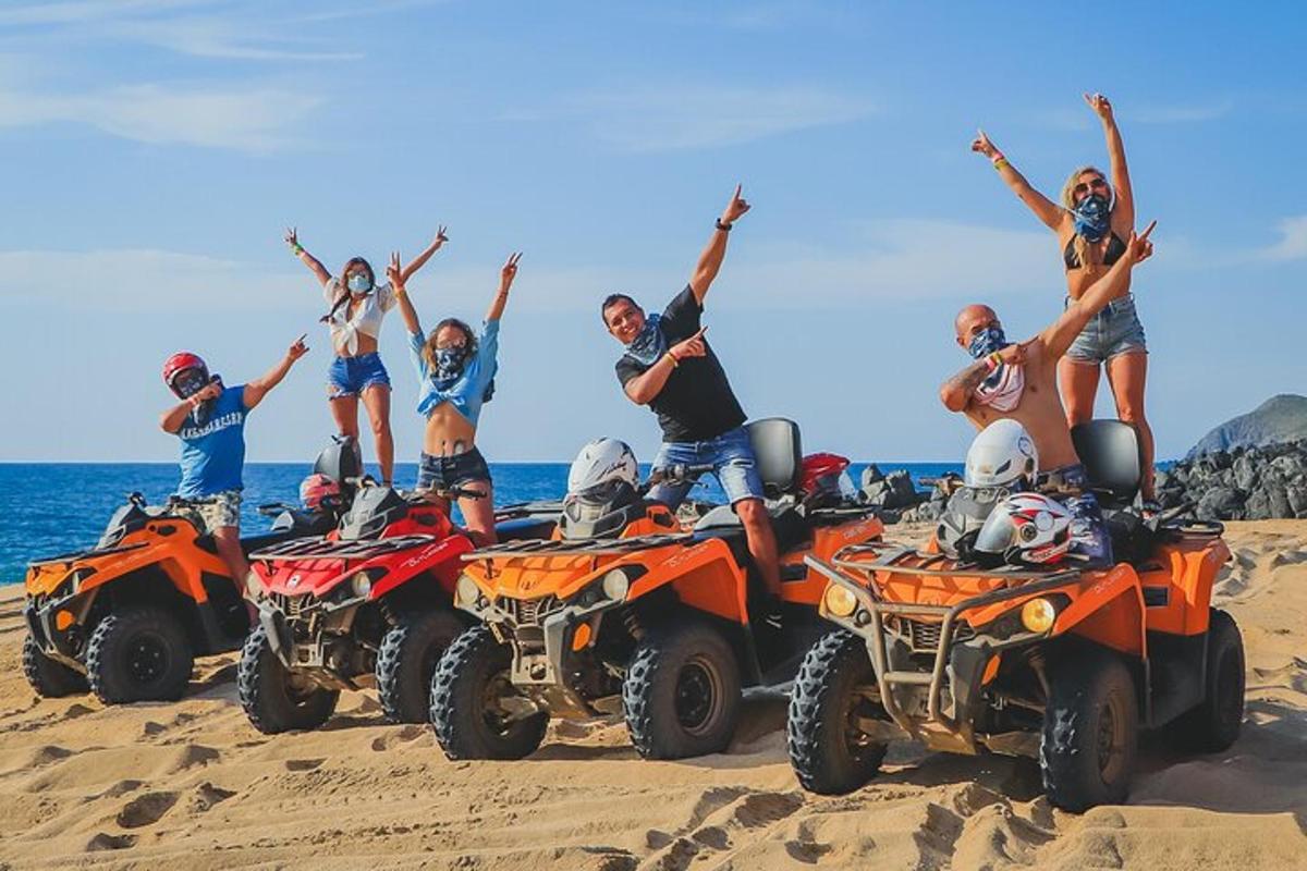 група хора на ATV на плажа
