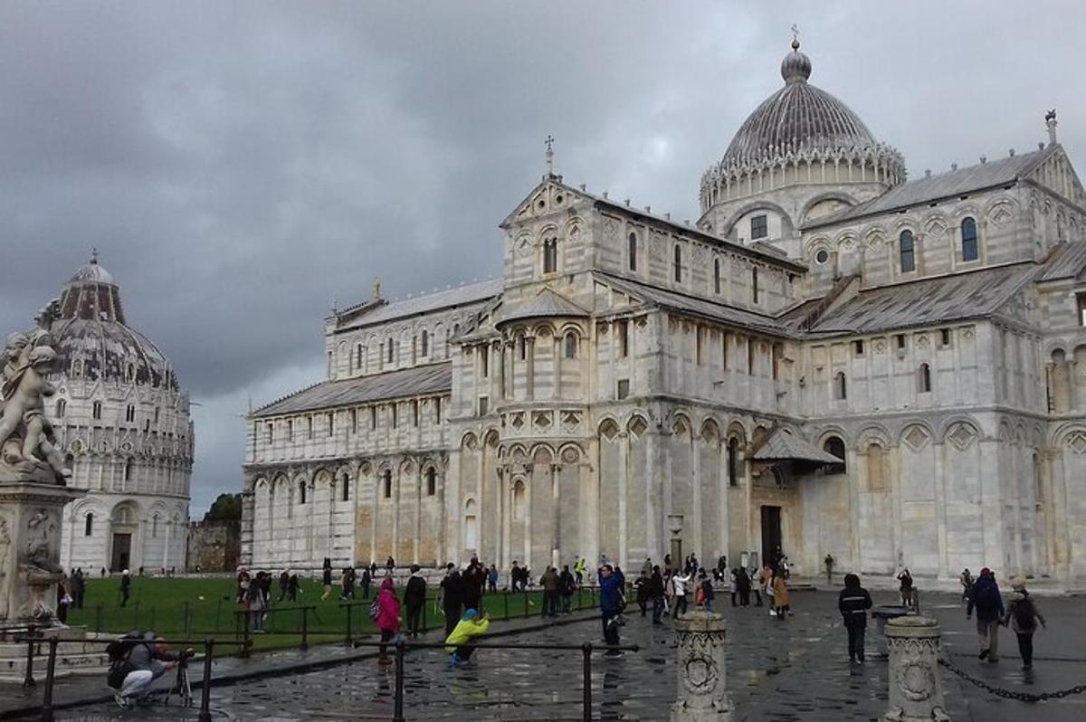 un grande edificio con persone che camminano davanti ad esso