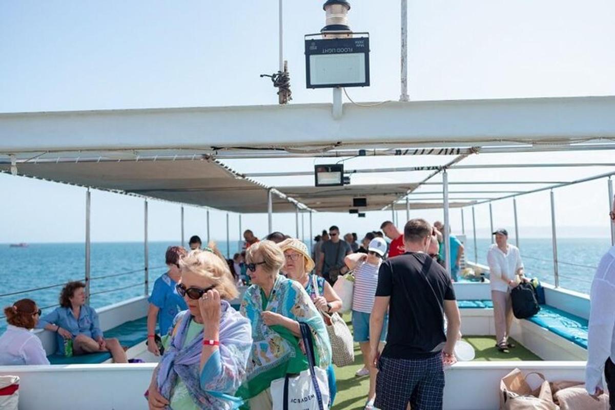 skupina ljudi na čolnu na oceanu