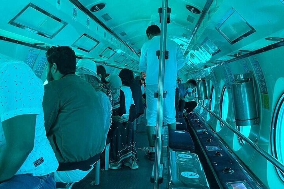 一群人坐在公共汽车上