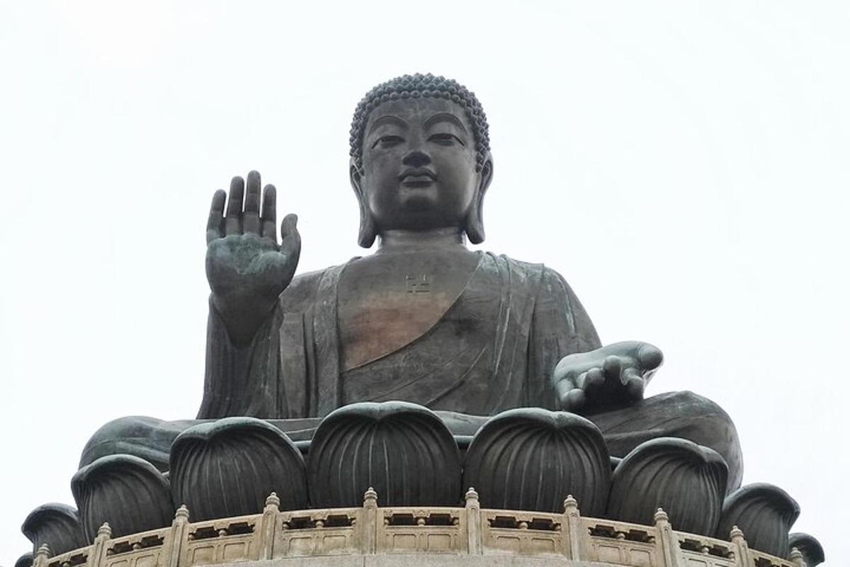 una grande statua seduta in cima a un edificio