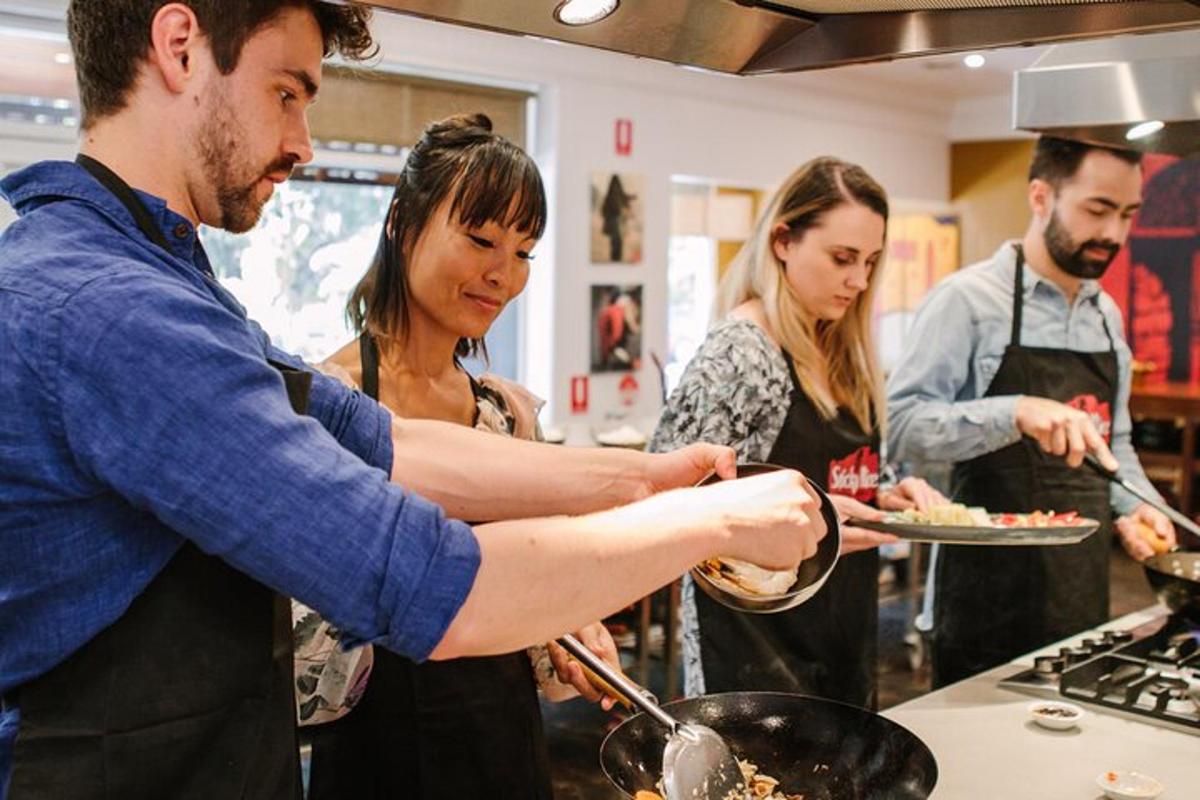 un grupo de personas preparando comida en una cocina