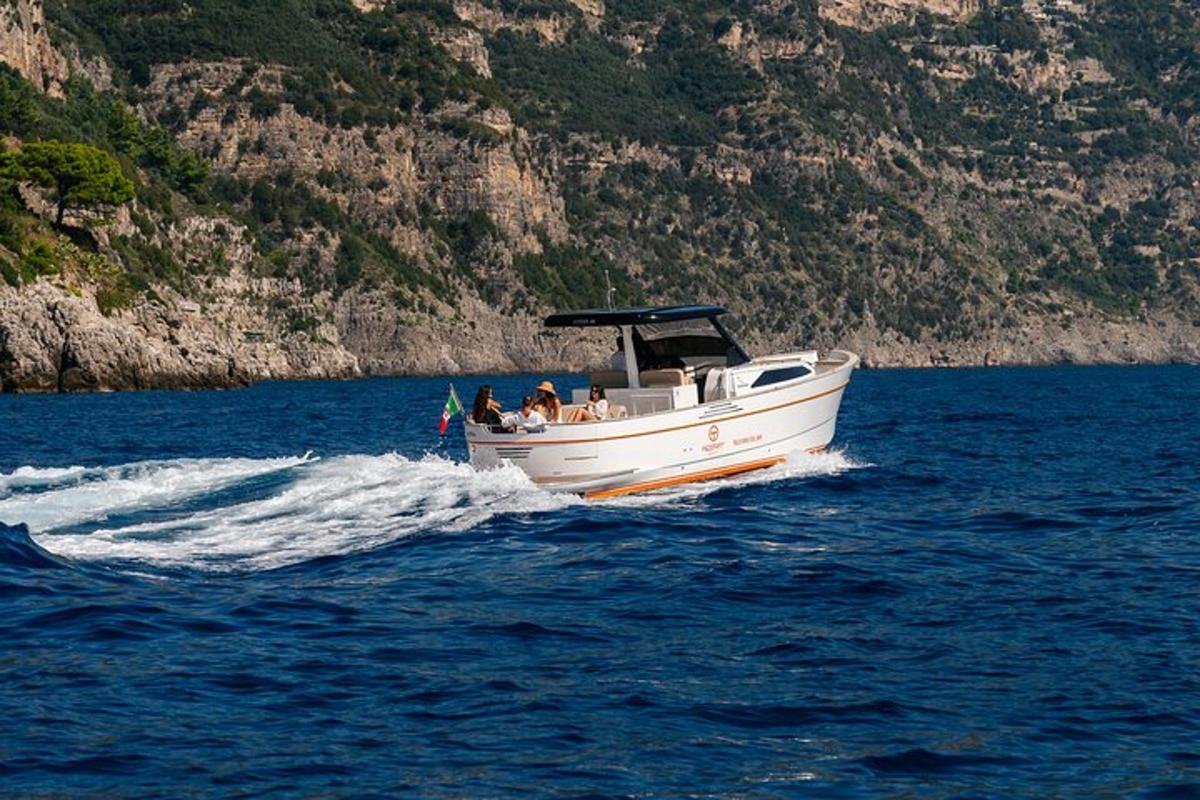un gruppo di persone su una barca in acqua