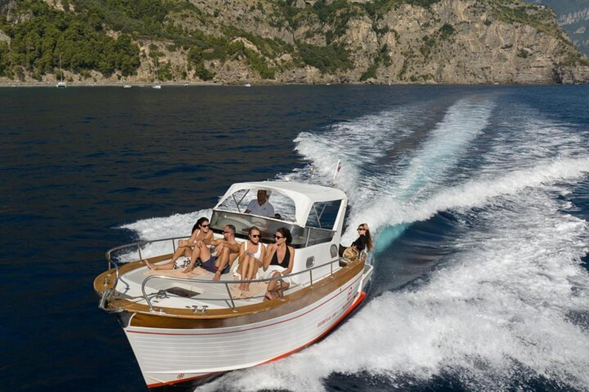 un gruppo di persone su una barca in acqua