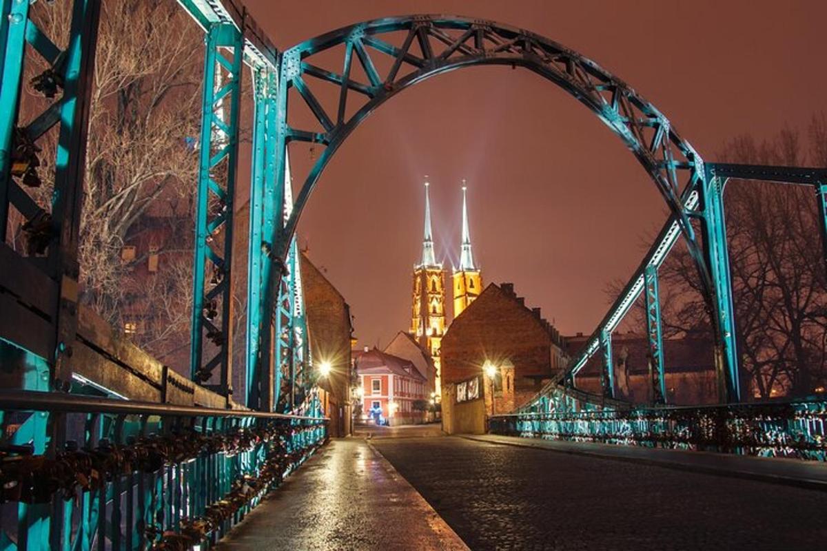 tilts pār ielu ar pulksteņa torni