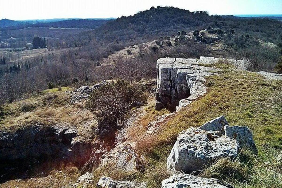 egy sziklás és fűvel borított domb kilátása