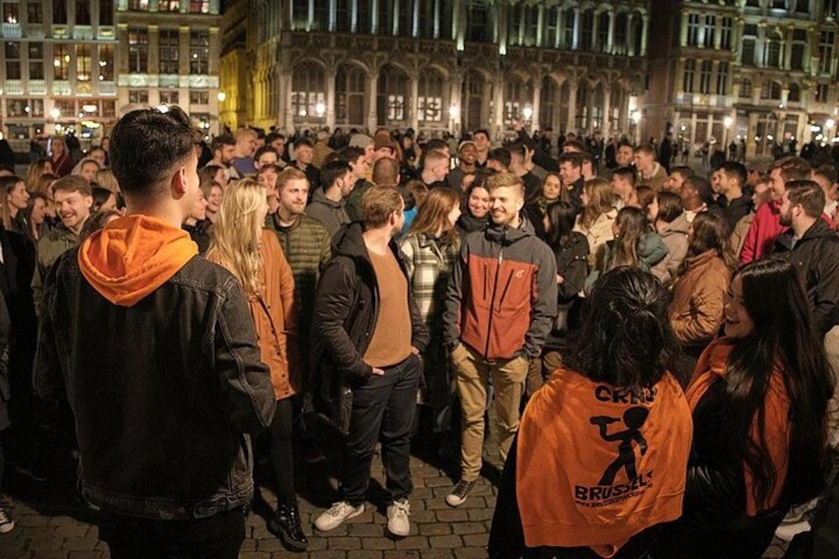 Un grupo grande de personas de pie en una multitud