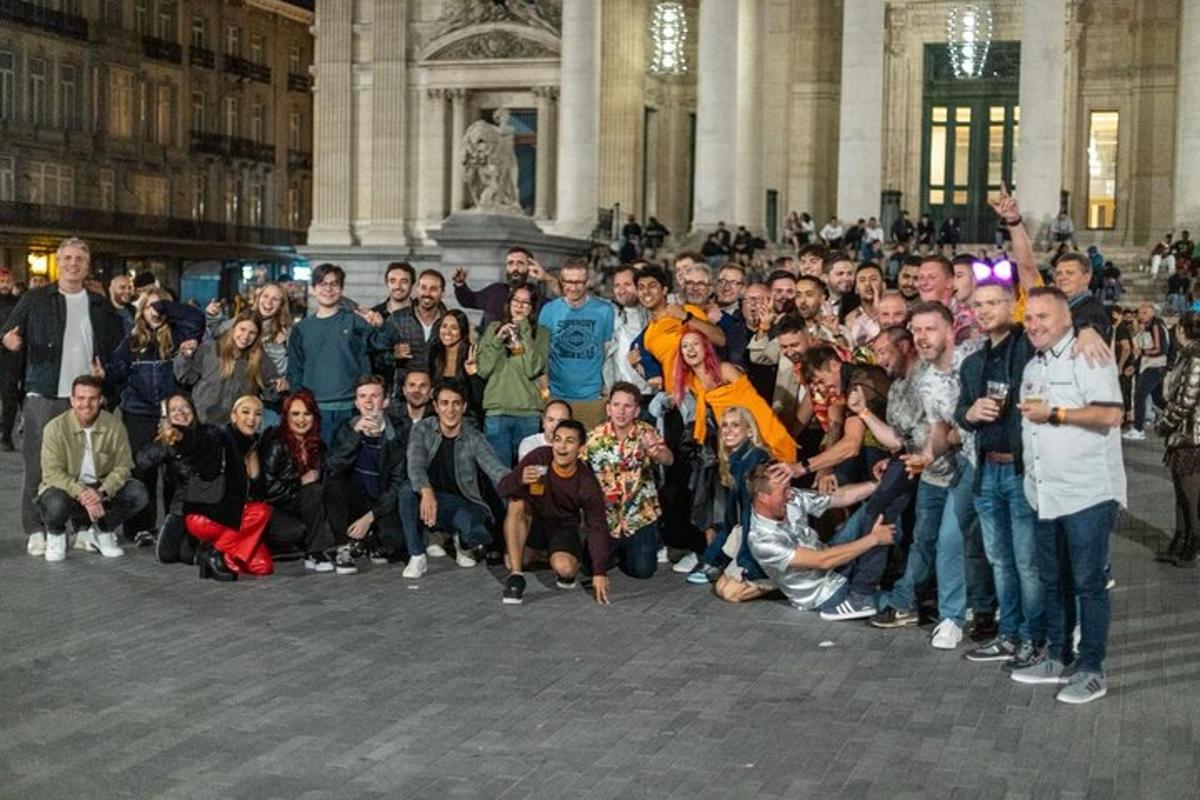Un grupo grande de personas posando para una foto en un edificio.