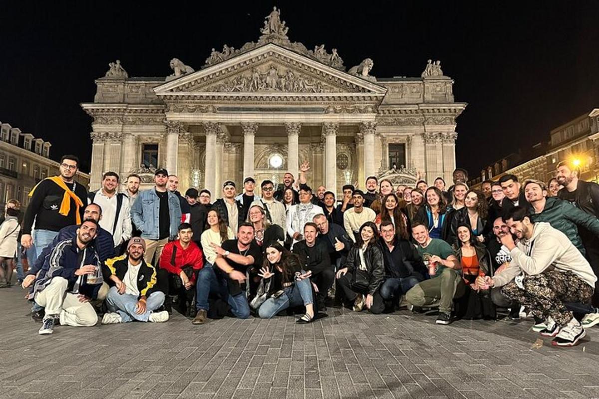Un grupo de personas posando frente a un edificio.