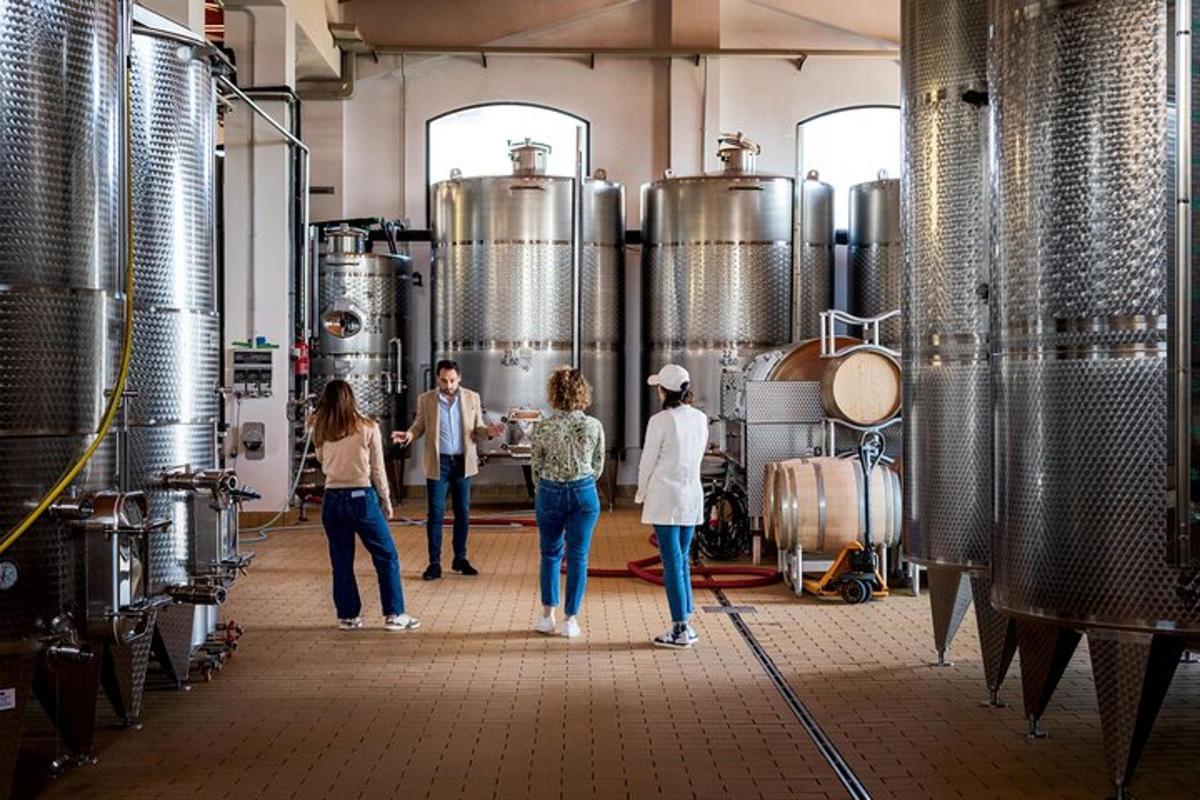 een groep mensen die in een brouwerij staan