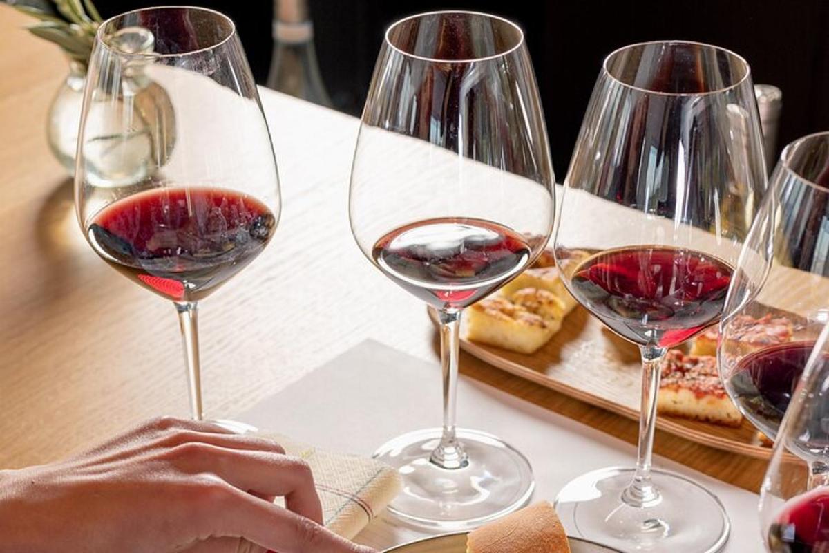 drie glazen rode wijn op een tafel