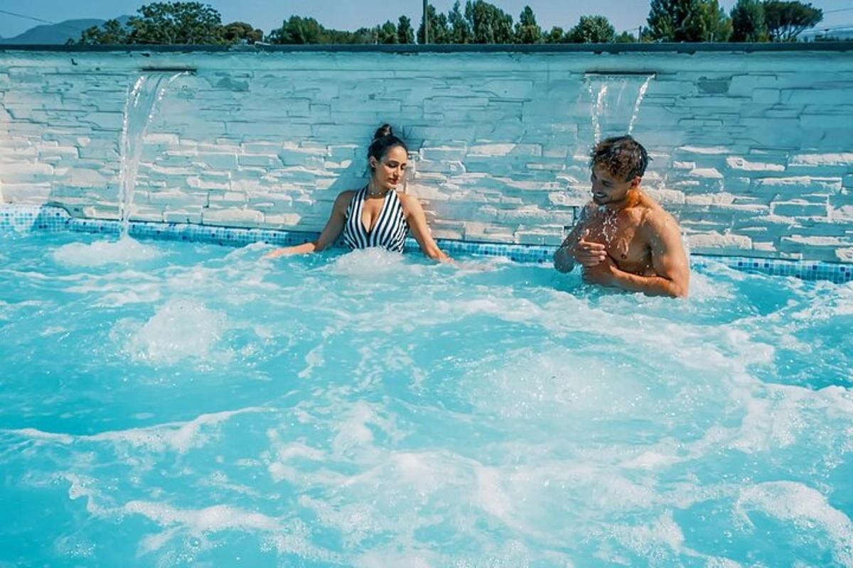 двоє людей у воді в басейні