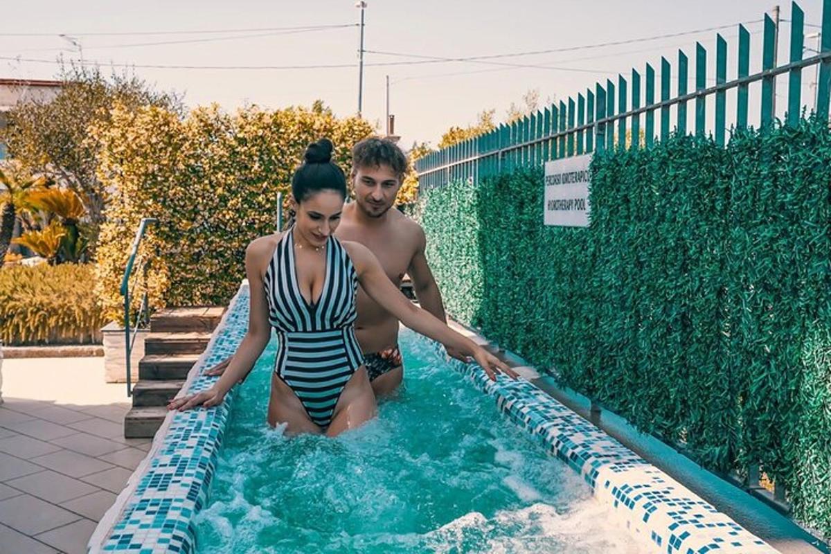 ένας άντρας και μια γυναίκα σε μια πισίνα