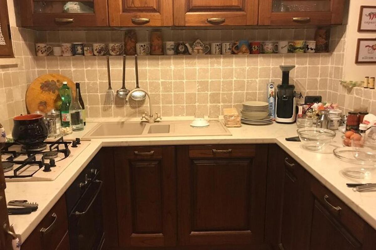una cocina con fregadero y encimera